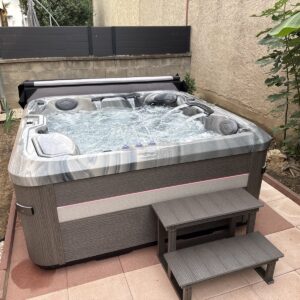 Spa dans un patio végétalisé — réalisation Onlyspa