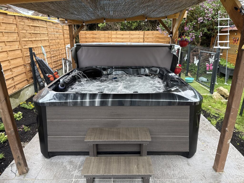 Spa sous une pergola en bois — réalisation Onlyspa
