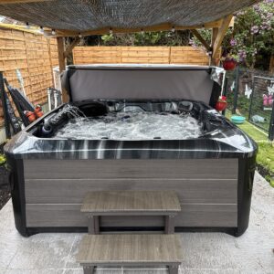 Spa sous une pergola en bois — réalisation Onlyspa