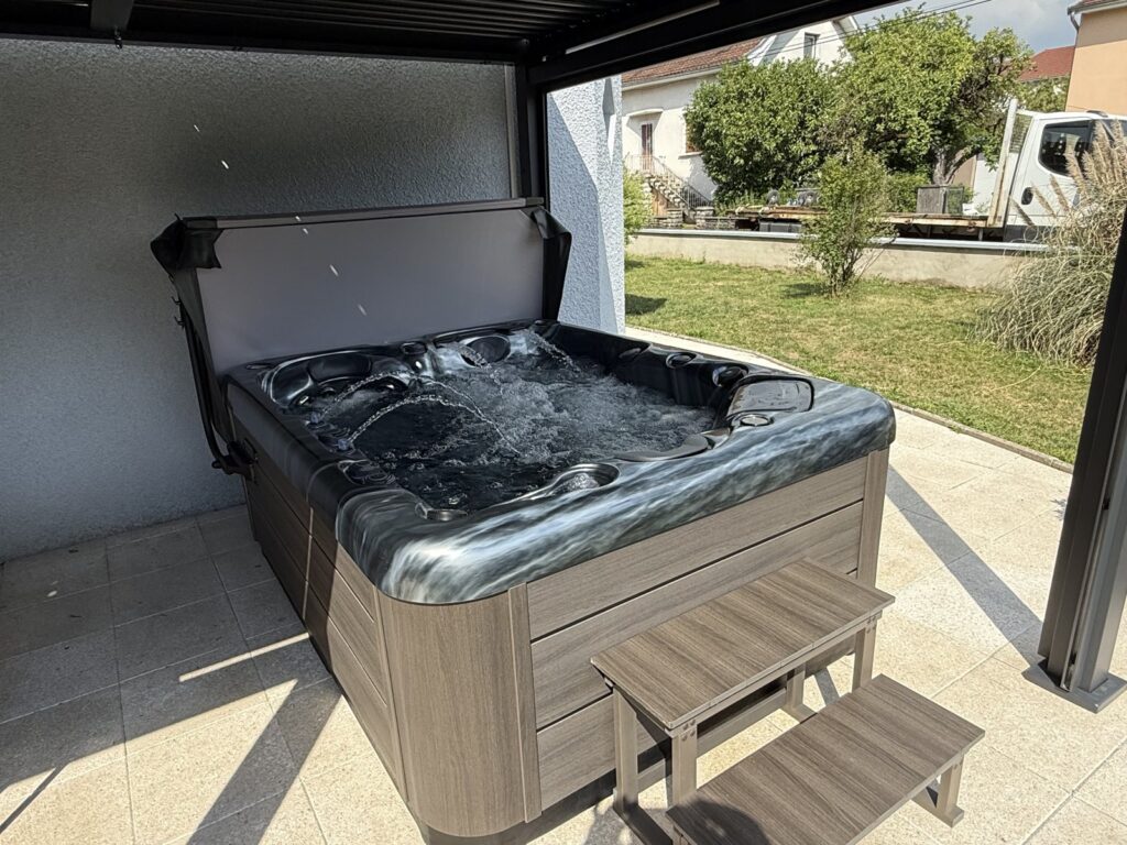 Spa installé sous une pergola — réalisation Onlyspa