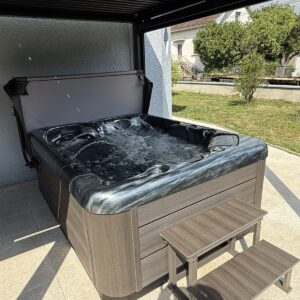 Spa installé sous une pergola — réalisation Onlyspa