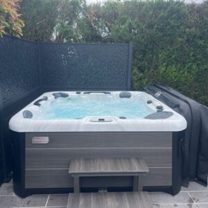 Spa sur une terrasse avec brise-vue — réalisation Onlyspa