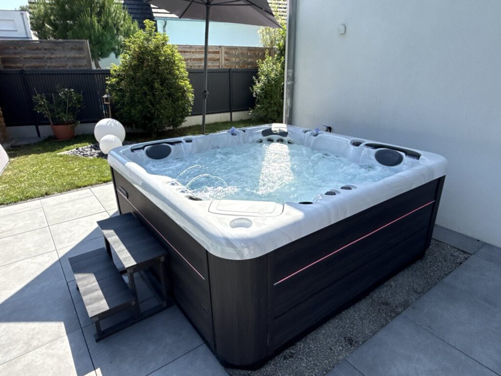 Spa sur une terrasse contemporaine — réalisation Onlyspa
