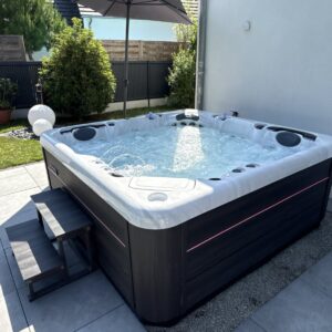Spa sur une terrasse contemporaine — réalisation Onlyspa