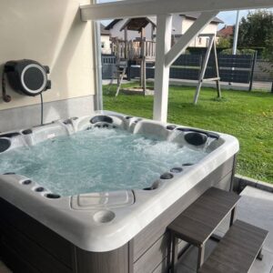 Spa sur une terrasse couverte — réalisation Onlyspa