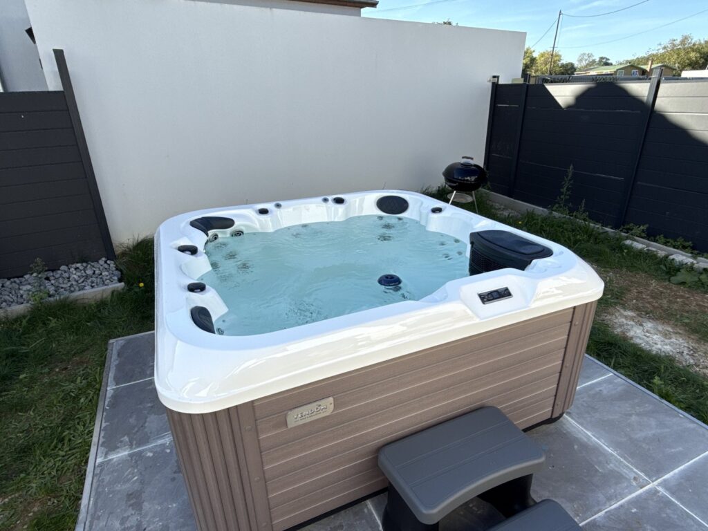 Spa extérieur sur une terrasse dallée — réalisation Onlyspa