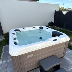 Spa extérieur sur une terrasse dallée — réalisation Onlyspa