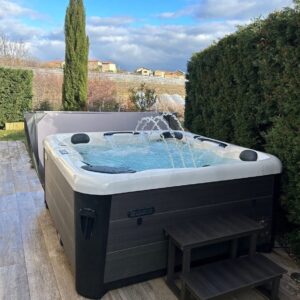 Spa avec jets d’eau sur une terrasse — réalisation Onlyspa