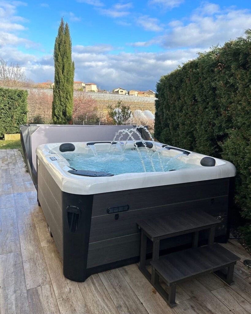 Spa avec jets d’eau sur une terrasse — réalisation Onlyspa