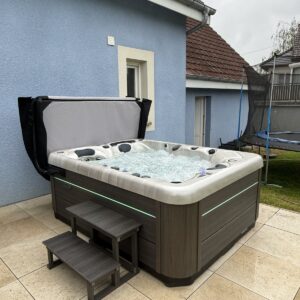 Spa installé sur la terrasse d’une maison — réalisation Onlyspa