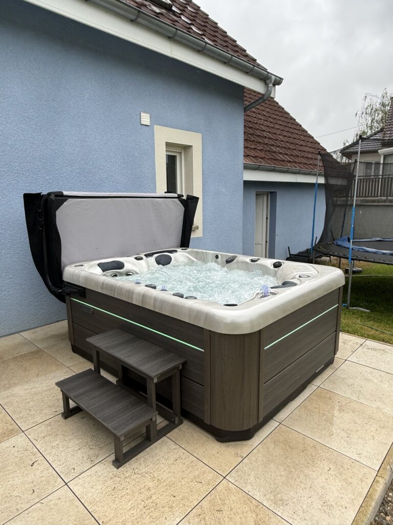 Spa installé sur la terrasse d’une maison — réalisation Onlyspa