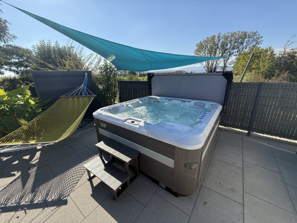 Spa sur une terrasse sous une voile d’ombrage — réalisation Onlyspa