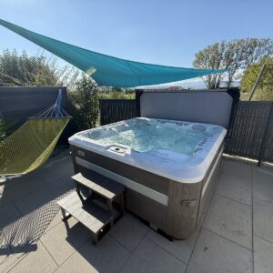 Spa sur une terrasse sous une voile d’ombrage — réalisation Onlyspa