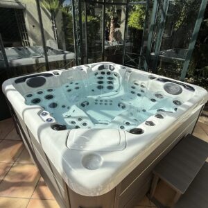 Spa installé dans une véranda vitrée — réalisation Onlyspa