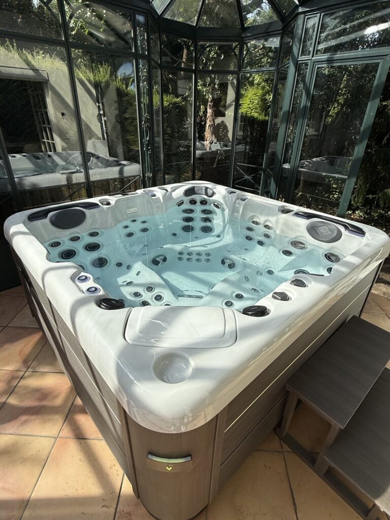 Spa installé dans une véranda vitrée — réalisation Onlyspa